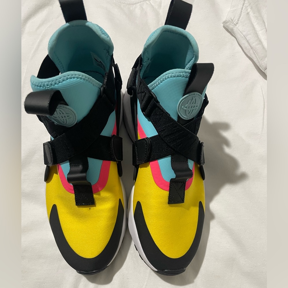 Nike Huarache size 7 men could be unisex high top
